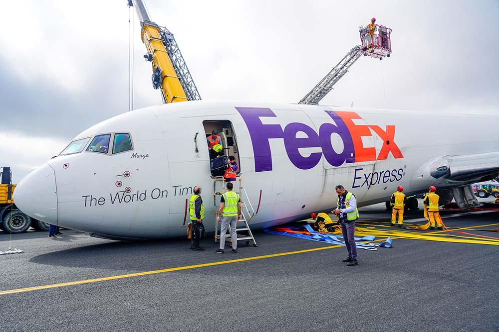 FedEx Boeing 767 with failed nose gear